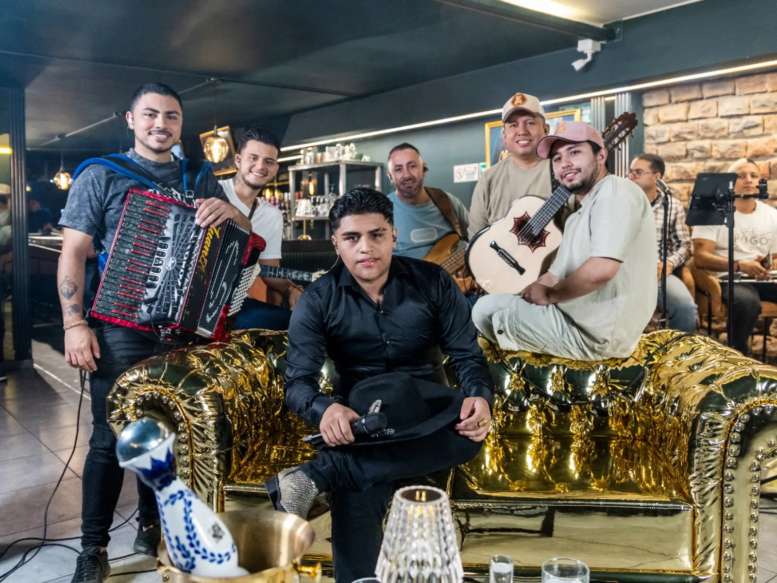 Juanma Cano acompañado por su banda de nueve músicos